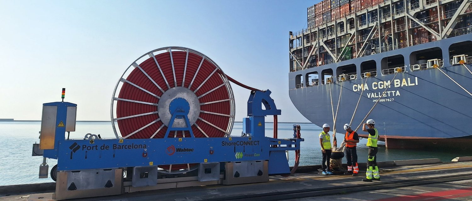 ShoreCONNECT QuayMotion reel unit connecting a container vessel in Port de Barcelona